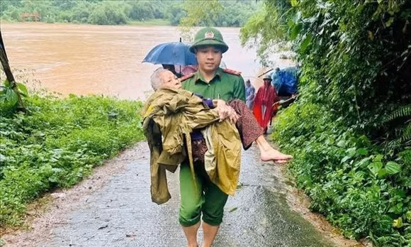 Vượt lũ trong đêm đưa bệnh nhân đi cấp cứu