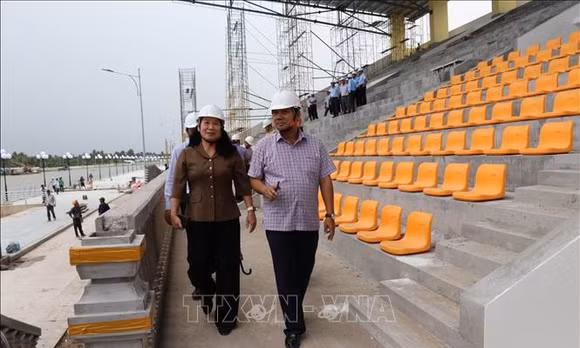 Khảo sát tiến độ Kè chống sạt lở bờ sông Láng Thé kết hợp khán đài đua Ghe Ngo