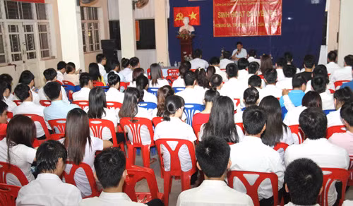 Sinh viên Việt Nam tại Lào hướng về biển đảo thân yêu ảnh 2