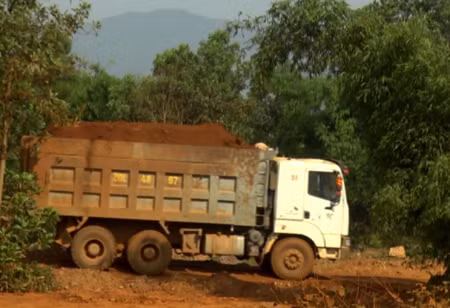 Tuyên Quang: Đường bị cày nát vì khai thác quặng ảnh 2