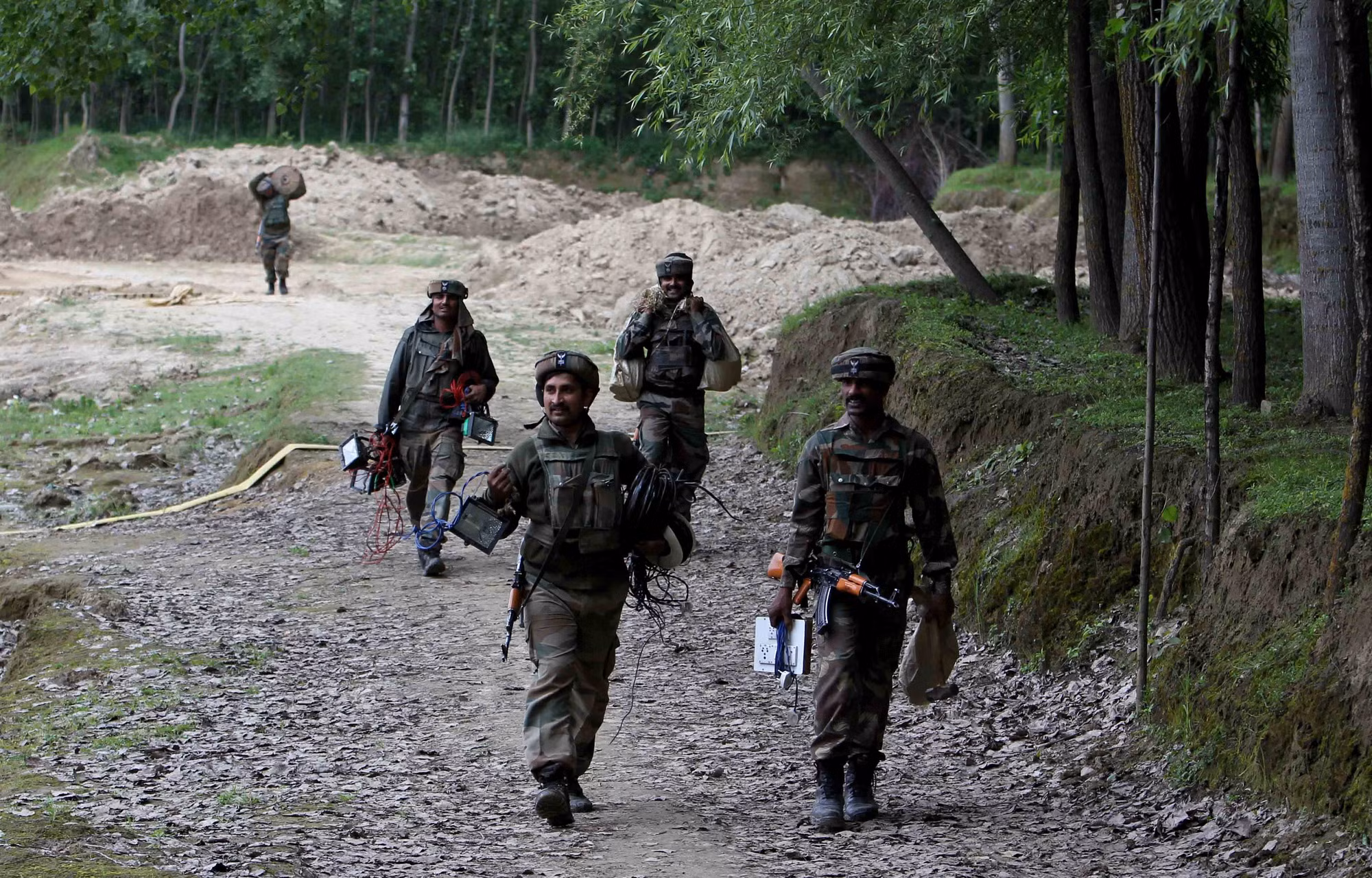 Binh sĩ Ấn Độ, Paskistan đọ súng ở Kashmir ảnh 1