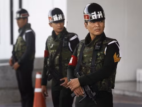 Bangkok trong ngày đầu thiết quân luật ảnh 10