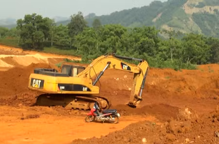 Tuyên Quang: Đường bị cày nát vì khai thác quặng ảnh 1