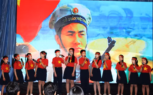 Nghệ sĩ Việt Nam tại Séc 'hướng về biển đảo quê hương' ảnh 1