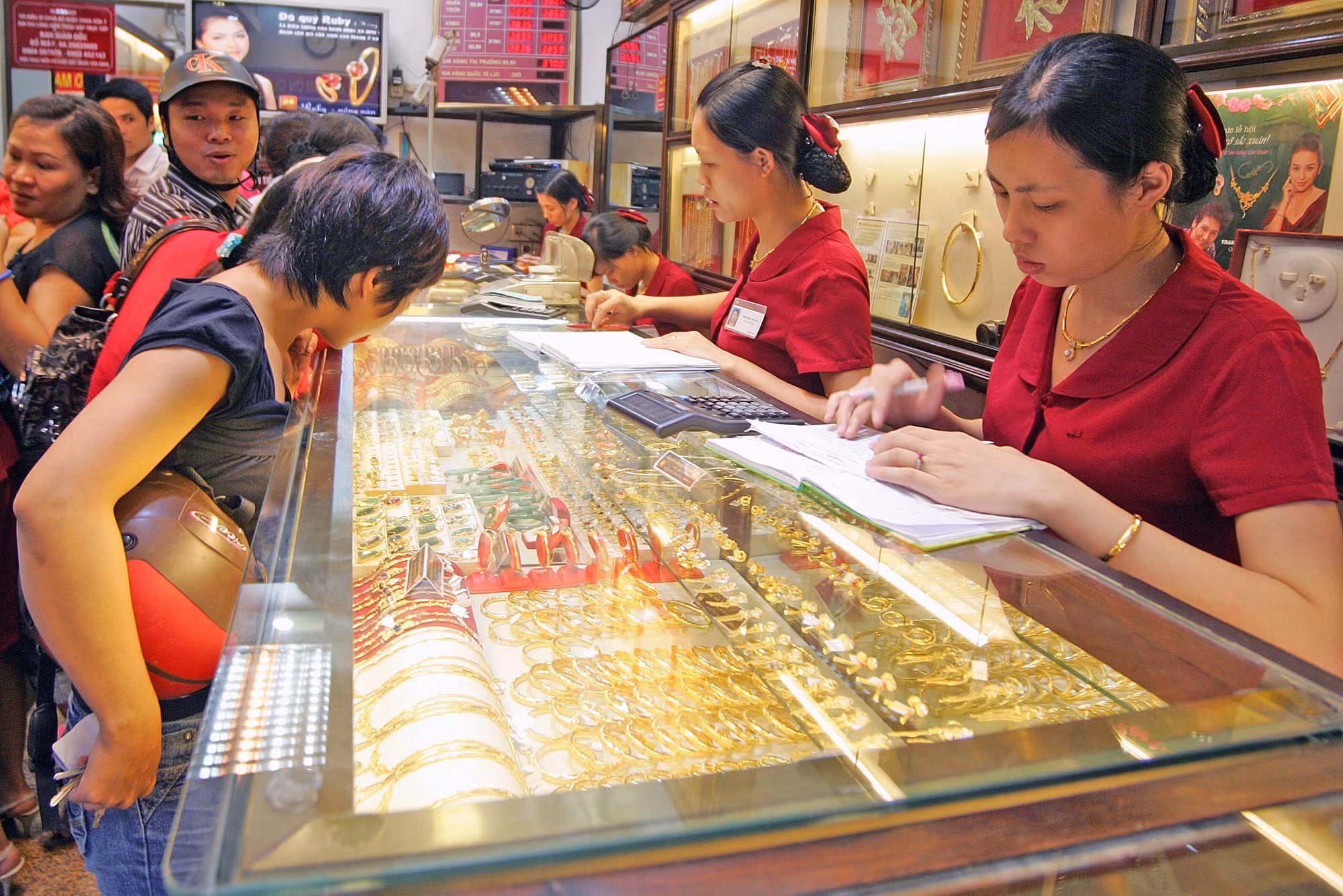 Giá vàng tăng nhẹ, giao dịch sôi động ảnh 1