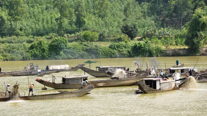 'Nóng' chuyện khai thác cát trên sông Hương ảnh 1
