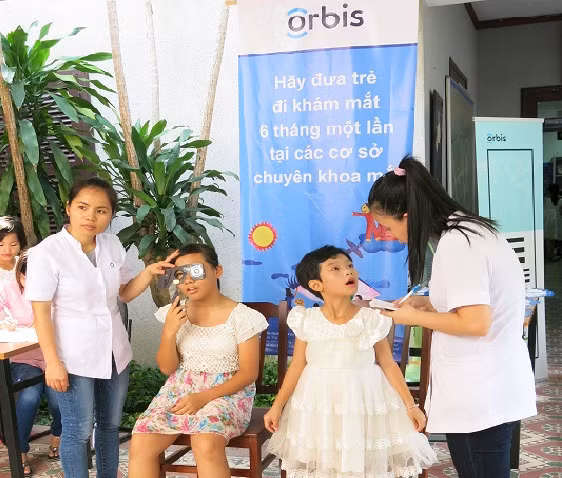 Hơn 250 trẻ em khó khăn được khám sàng lọc các bệnh về mắt ảnh 1