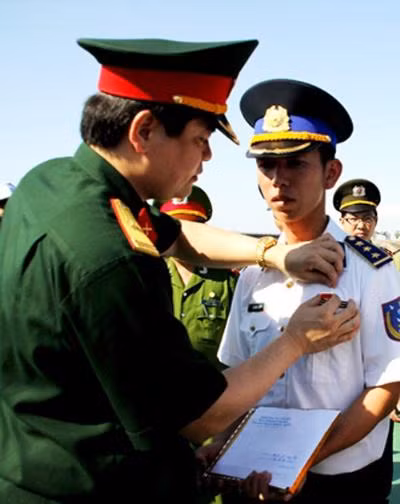 Tặng huy hiệu 'Tuổi trẻ dũng cảm' cho thuyền trưởng tàu Cảnh sát biển ảnh 1