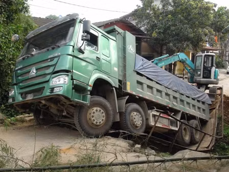 Sập cầu do xe tải chạy qua ảnh 1