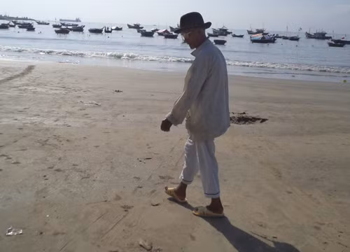 Lão ngư nhặt lưới cước nơi cửa biển ảnh 2