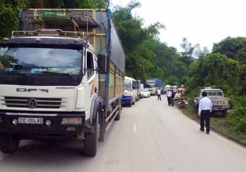 Ách tắc giao thông kéo dài 20km trên Quốc lộ 70 ảnh 1