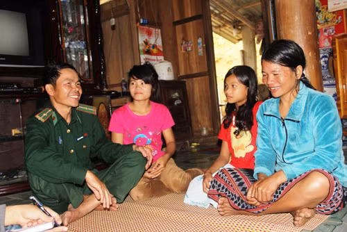 Chàng lính biên phòng làm bà mụ ảnh 1