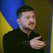 Tổng thống Ukraine Volodymyr Zelensky phát biểu trong cuộc họp báo tại Kiev. Ảnh: Kyodo/TTXVN