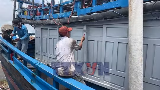 Vươn khơi khai thác thủy sản mùa biển động