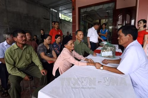 Khám bệnh, cấp thuốc miễn phí cho đối tượng chính sách ở xã vùng biên Điện Biên ảnh 1