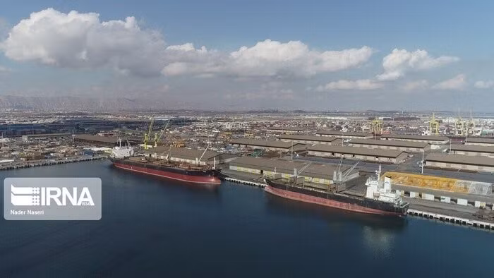Tàu thuyền neo tại cảng trên đảo Qeshm của Iran trên eo biển Hormuz. Ảnh: IRNA/TTXVN phát