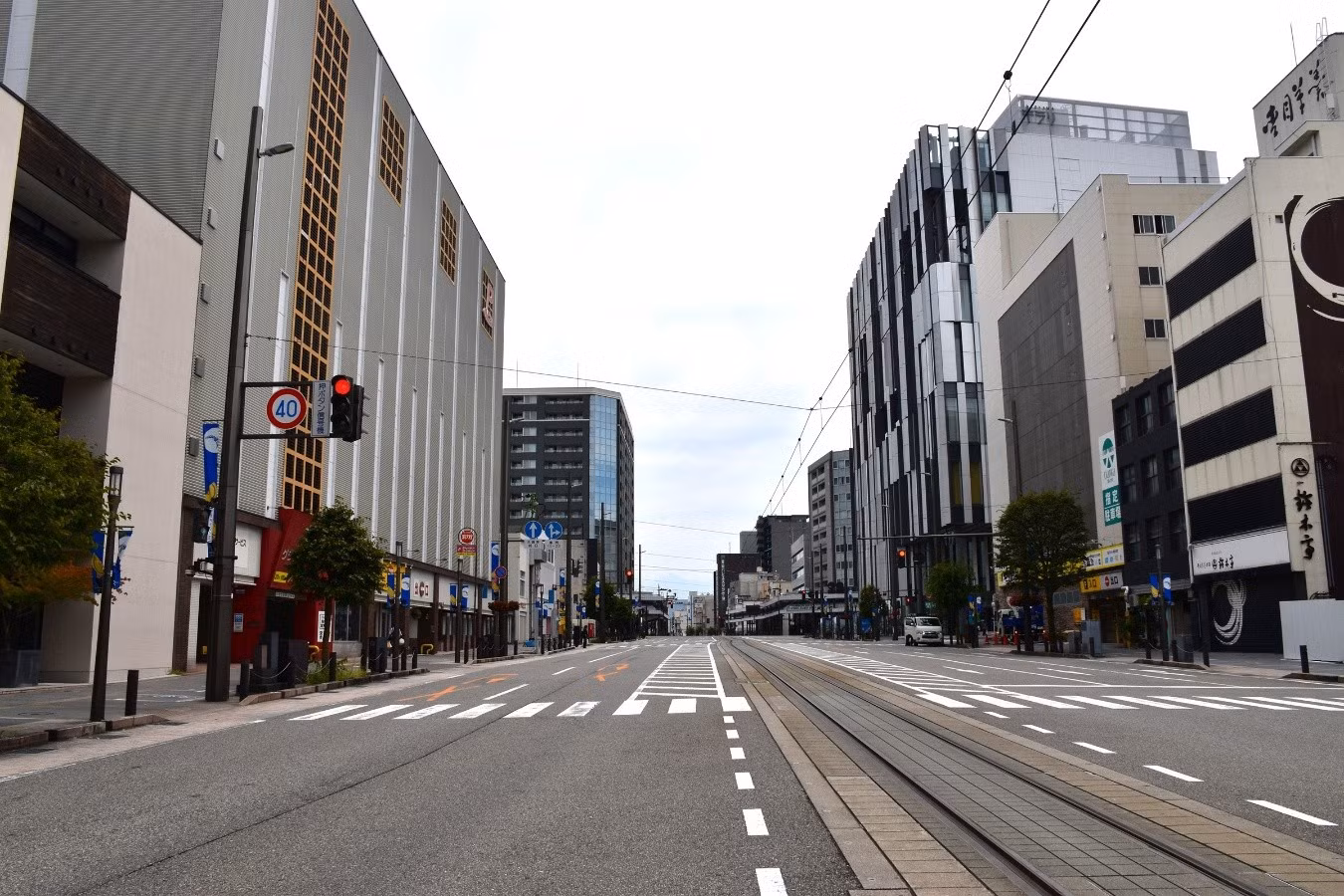 Tuyến đường sắt dành cho tàu LRT trên đường phố Toyama.