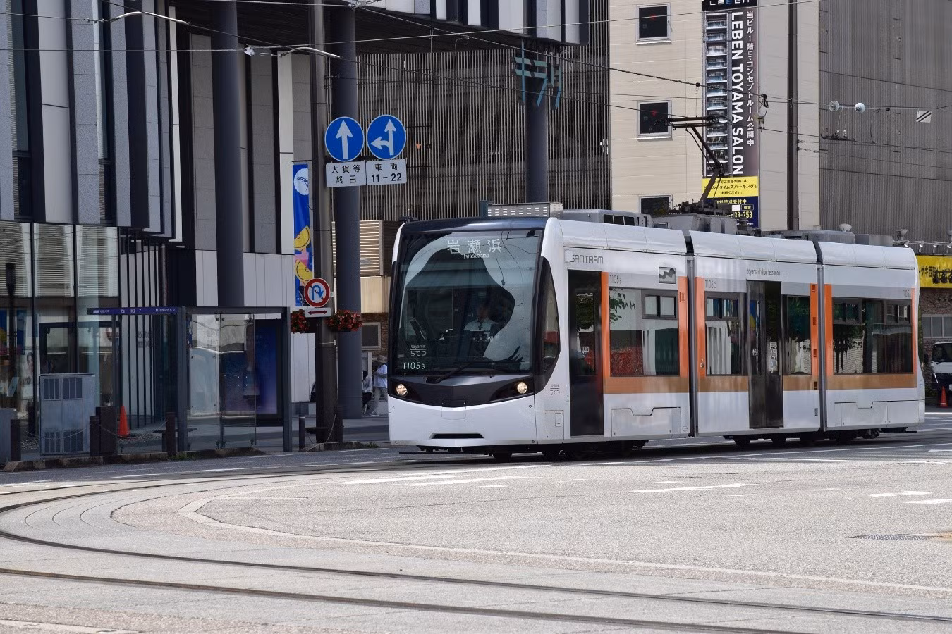 Tàu LRT hoạt động trên đường phố Toyama.