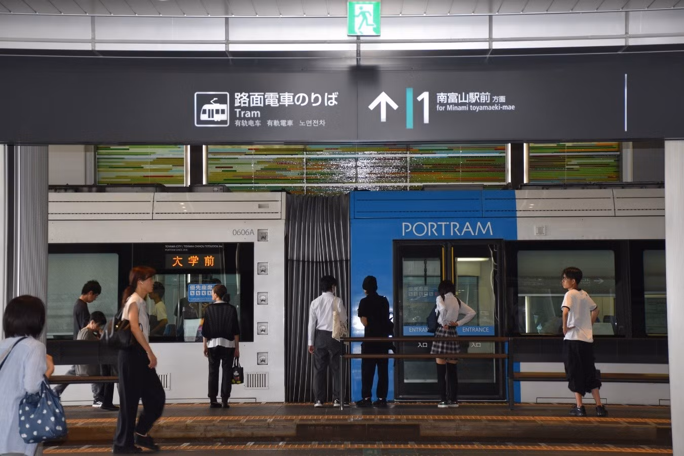 Hành khách đang đợi lên tàu LRT tại ga Toyama.