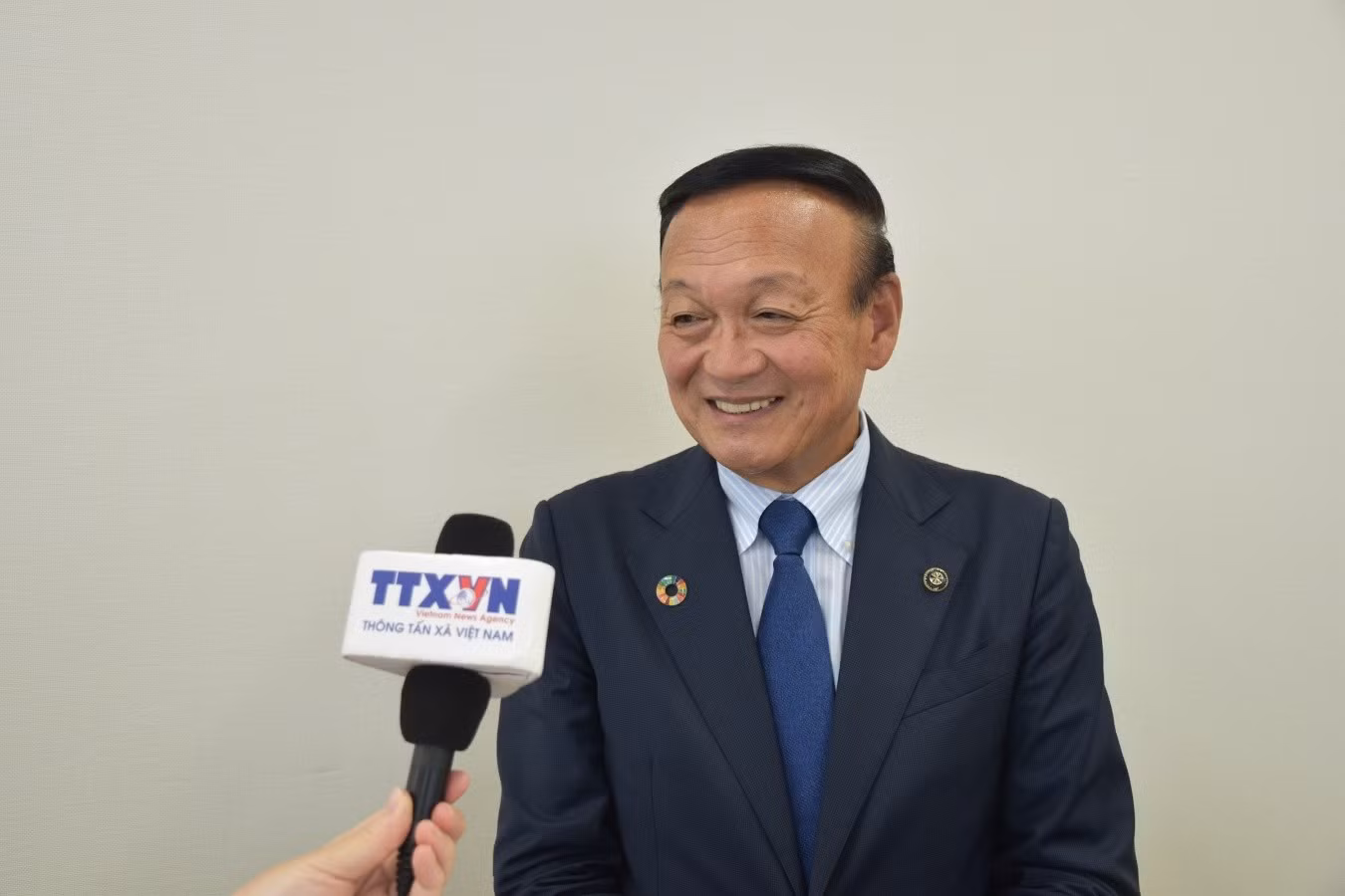 Thị trưởng Toyama, ông Hirohisa Fujii, trả lời phỏng vấn của TTXVN.
