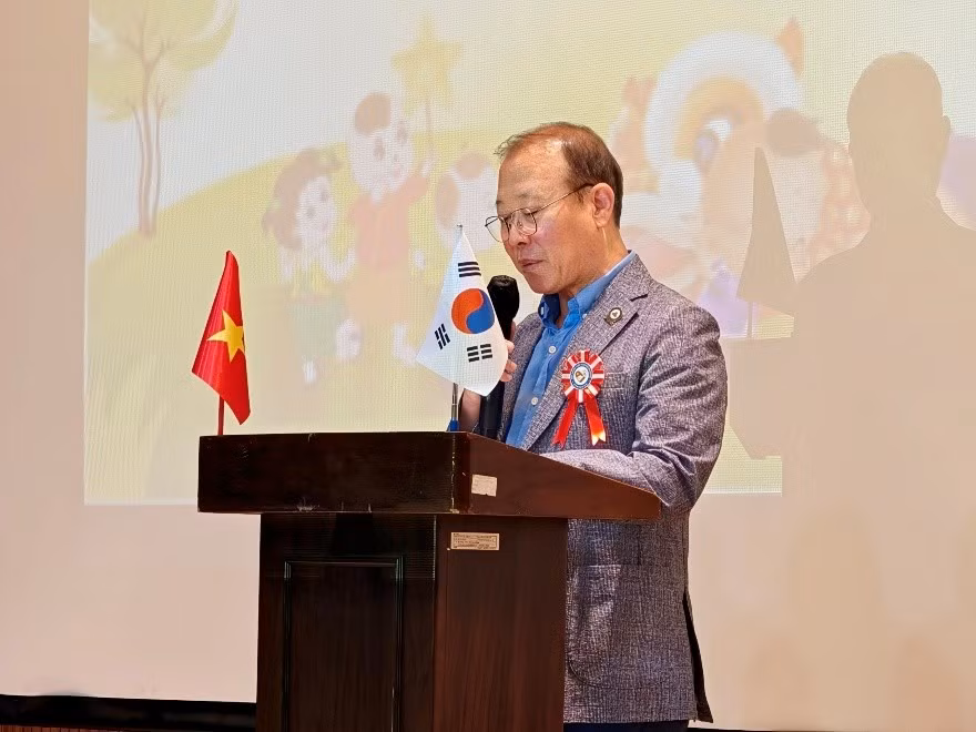 Ông Lý Huân (Lee Hoon), Chủ tịch Đại Tông hội Dòng họ Lý Hoa Sơn tại Hàn Quốc phát biểu tại chương trình. Ông Lý Huân (Lee Hoon), Chủ tịch Đại Tông hội Dòng họ Lý Hoa Sơn tại Hàn Quốc phát biểu tại chương trình.