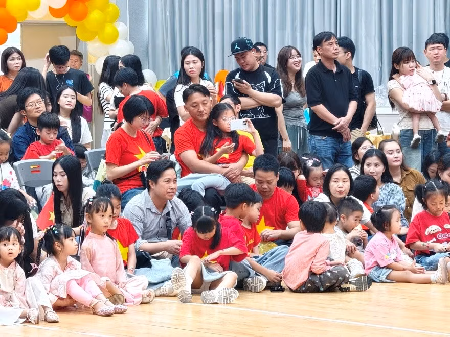 Các cháu thiếu nhi cùng gia đình cộng đồng người Việt tại Incheon tham dự chương trình. Các cháu thiếu nhi cùng gia đình cộng đồng người Việt tại Incheon tham dự chương trình.
