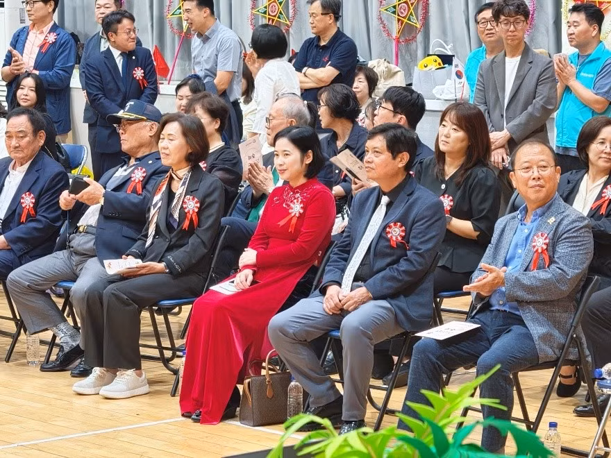 Các đại biểu tham dự chương trình “Vui Tết Trung Thu 2026”. Các đại biểu tham dự chương trình “Vui Tết Trung Thu 2026”.