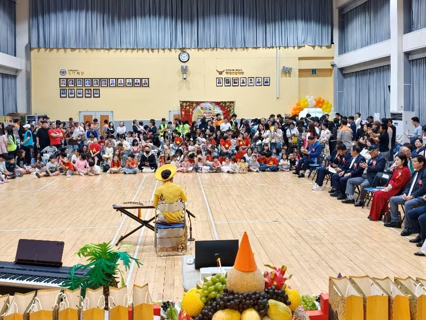 Các đại biểu và cộng đồng người Việt nghe biểu diễn đàn tranh. Các đại biểu và cộng đồng người Việt nghe biểu diễn đàn tranh.