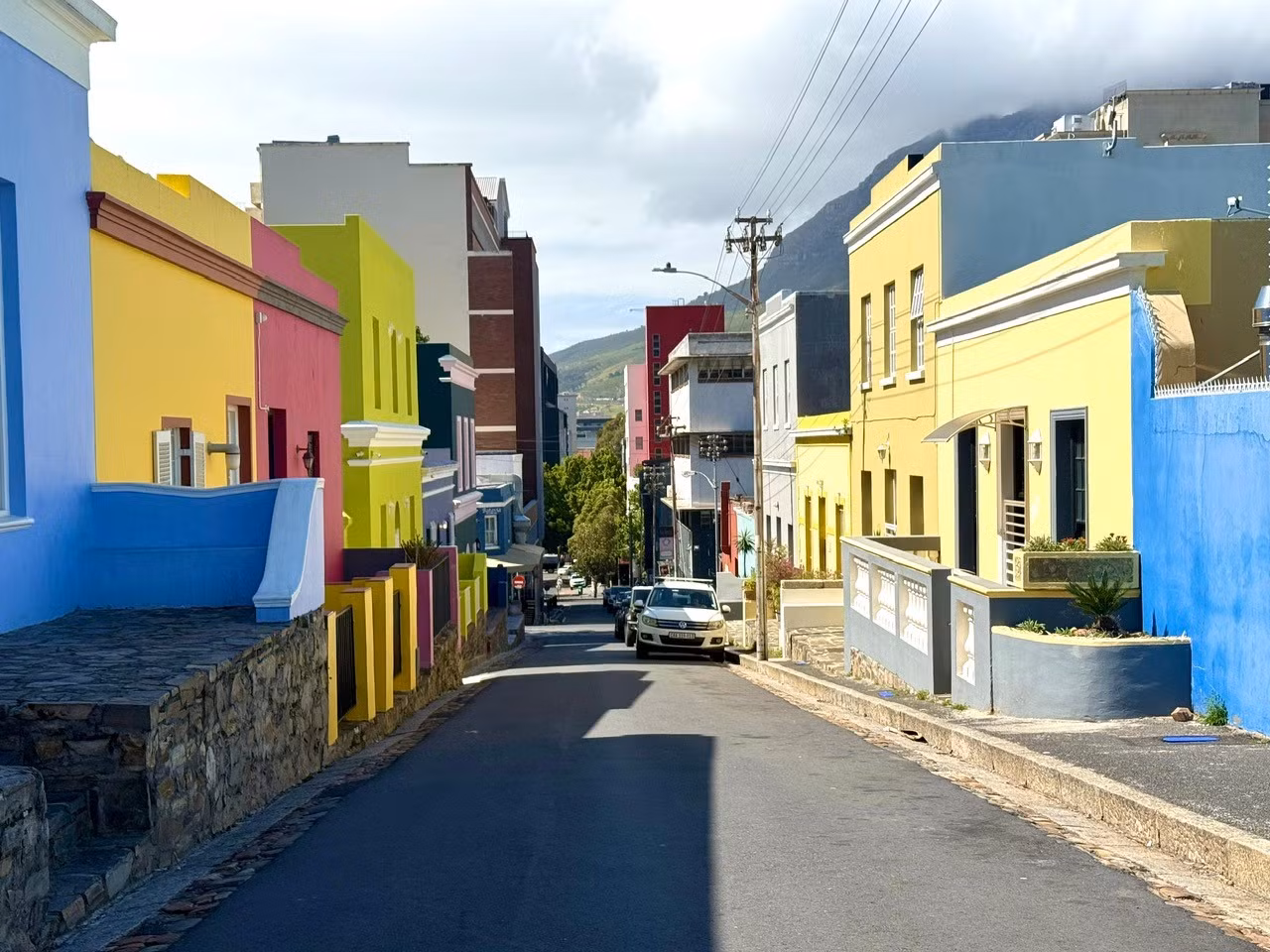 Khu phố lịch sử Bo-Kaap nổi bật và thu hút mọi ánh nhìn với những dãy nhà sơn màu rực rỡ nằm uốn lượn theo các con đường lát đá cuội truyền thống.