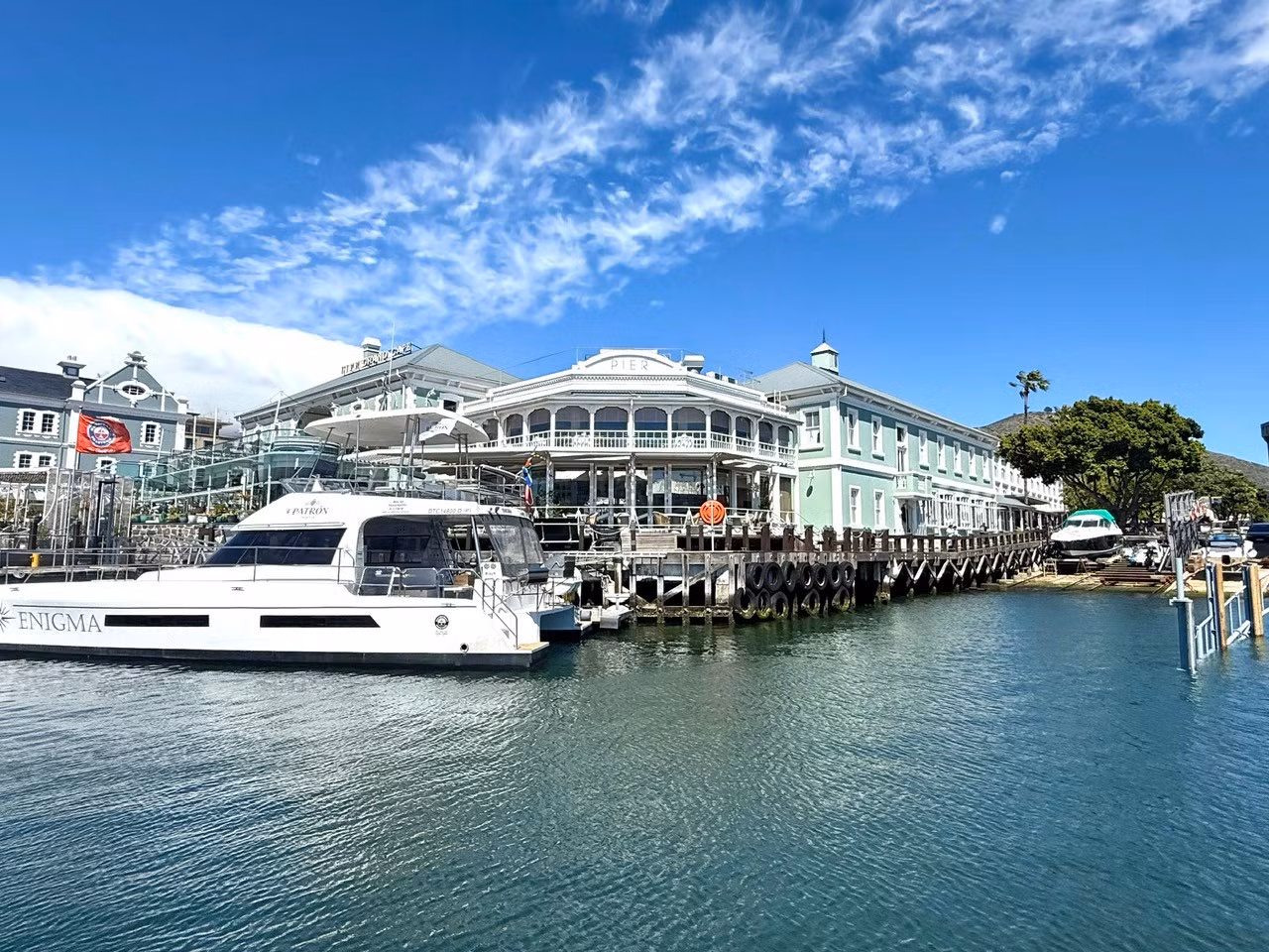 Bến cảng V&amp;A Waterfront hiện lên như một bức tranh sống động, nơi sự sầm uất của nhịp sống đô thị hòa quyện tuyệt đẹp với vẻ kỳ vĩ của thiên nhiên.