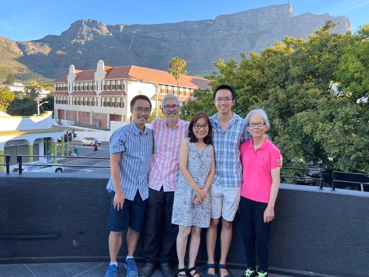 Bếp trưởng Mỹ cùng gia đình chụp ảnh lưu niệm tại bến cảng V&amp;A Waterfront (trên) và dưới chân Núi Bàn hùng vĩ (dưới) - những biểu tượng tự hào của thành phố Cape Town.