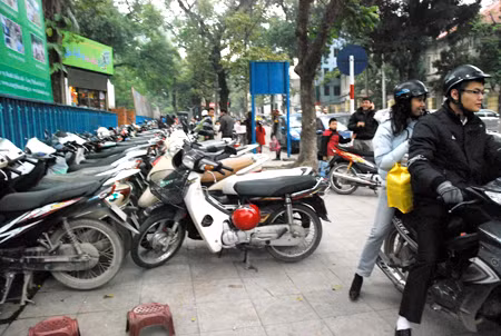 Lấn chiếm vỉa hè, lòng đường ở Hà Nội: Không thể cứ “đánh trống bỏ dùi” ảnh 1