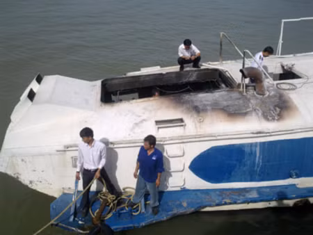 Tàu cánh ngầm bốc cháy khi đang bơm dầu ảnh 1