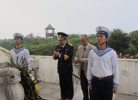 Trao quà Tết cho quân, dân đảo Cồn Cỏ ảnh 5