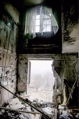 Miền Đông Ukraine đổ nát, hoang tàn ảnh 11