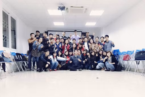 Lớp dạy tiếng Anh “lỗ vốn” của thầy Sánh ảnh 1
