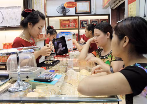 Vàng trong nước bỏ xa thế giới 5,4 triệu đồng/lượng ảnh 1