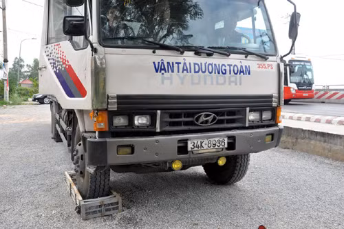Cán bộ trạm cân bị hành hung khi xử lý xe quá tải ảnh 1