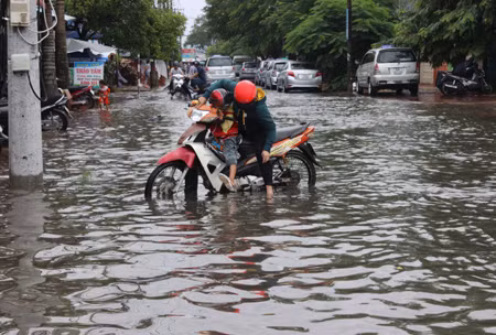 Triều cường gây ngập toàn tuyến ven biển Cà Mau ảnh 1