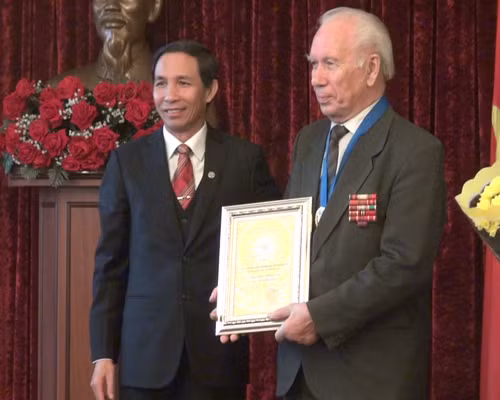 Vinh danh công dân Nga có nhiều đóng góp cho Hà Nội ảnh 1