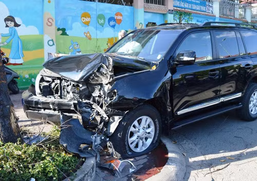 Xe biển xanh tông vào gốc cây bẹp rúm đầu ảnh 2