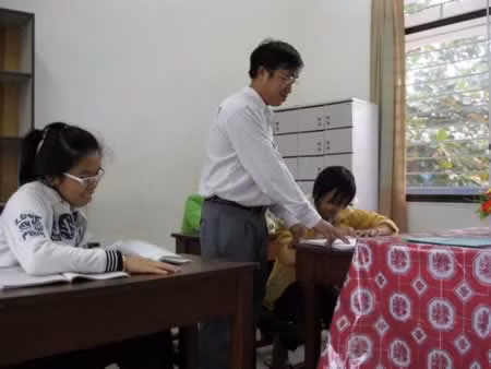 Người thầy khiếm thị với sự nghiệp trồng người ảnh 1