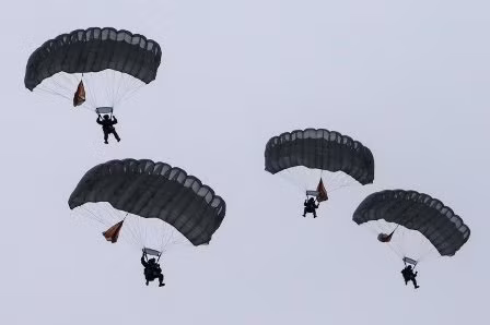 Lính dù Nga bay lượn trên bầu trời 'sát sườn' NATO ảnh 1