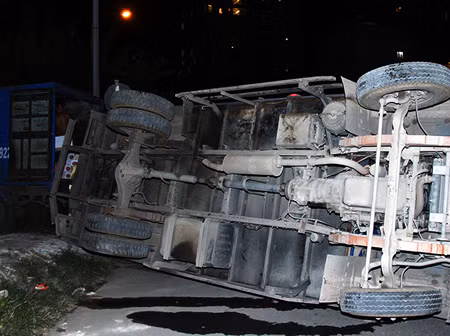 Lật xe tải, hàng trăm thùng bia văng dưới chân cầu Sài Gòn ảnh 2