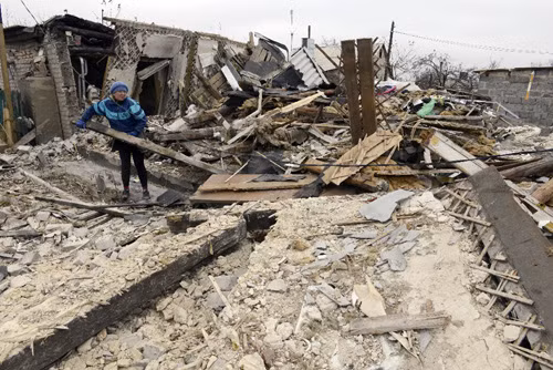 Donetsk ở miền Đông Ukraine bị nã pháo ảnh 1