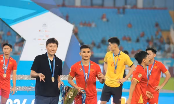 Những ‘nước cờ’ của HLV Kim Sang-sik tại sân chơi FIFA