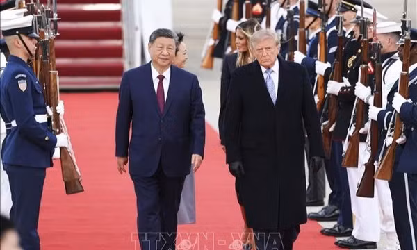 Tổng thống Mỹ Donald Trump và Chủ tịch Trung Quốc Tập Cận Bình bước đi trên thảm đỏ tại Căn cứ không quân Andrews, bang Maryland, ngày 23/9/2026. Ảnh: THX/TTXVN phát