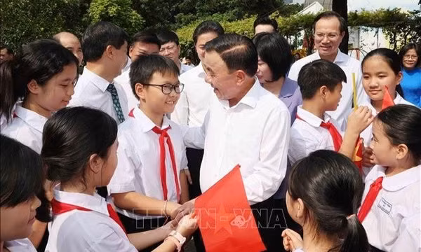 Thường trực Ban Bí thư Trần Cẩm Tú tặng quà Tết Trung thu tại Làng trẻ em SOS Hà Nội