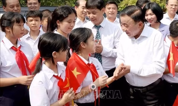 Thường trực Ban Bí thư Trần Cẩm Tú tặng quà Tết Trung thu tại Làng trẻ em SOS Hà Nội