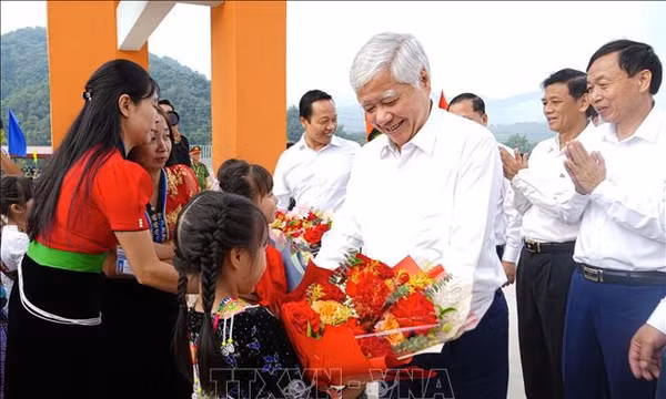 Phó Chủ tịch Thường trực Quốc hội Đỗ Văn Chiến thăm làm việc tại Điện Biên